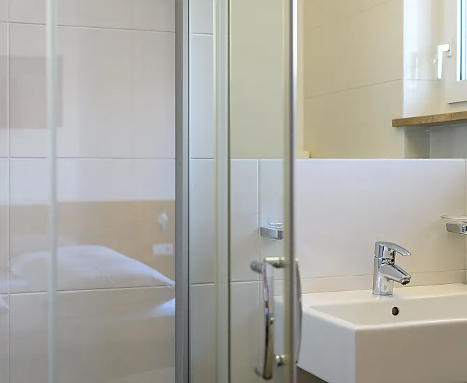 2. Badezimmer mit Dusche/WC, Handtücher, Duschtücher, vom Schlafzimmer aus zugänglich