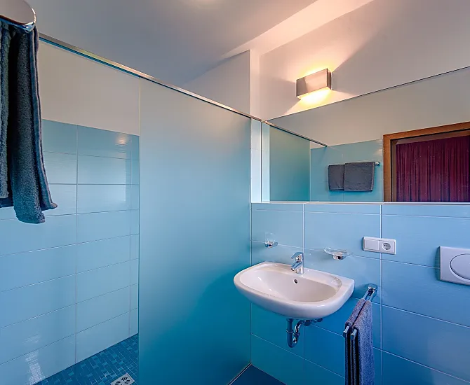 Geräumige begehbare Dusche mit WC, Fön, großer Spiegel, Fenster, Handtücher, Duschtücher