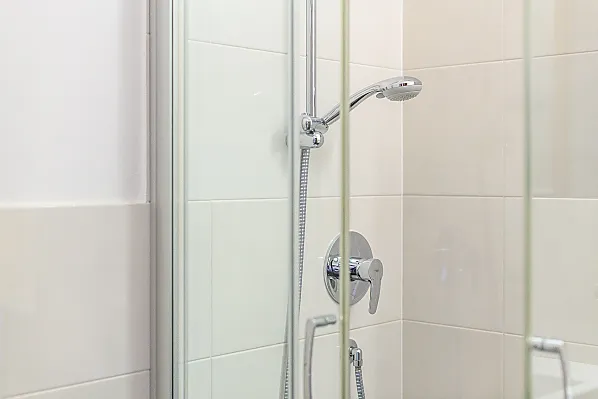 Dusche/WC des 2. Schlafzimmers mit Handtüchern und Duschtüchern