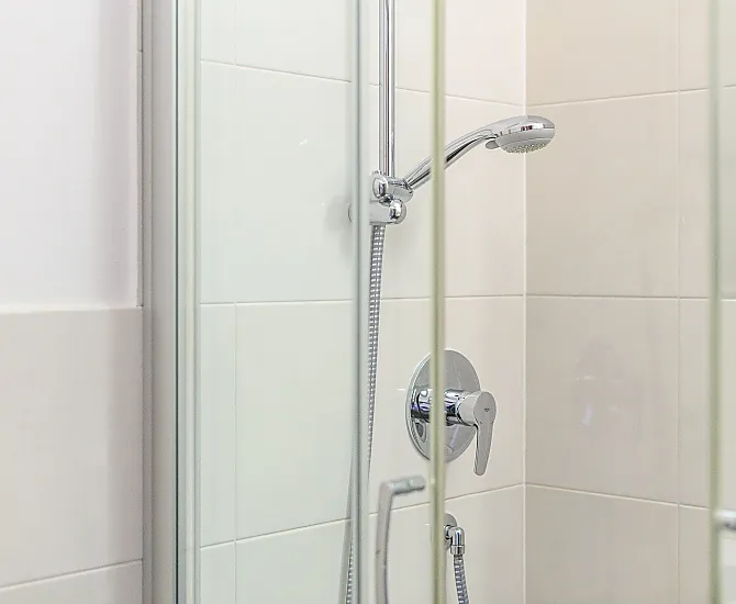 Dusche/WC des 2. Schlafzimmers mit Handtüchern und Duschtüchern