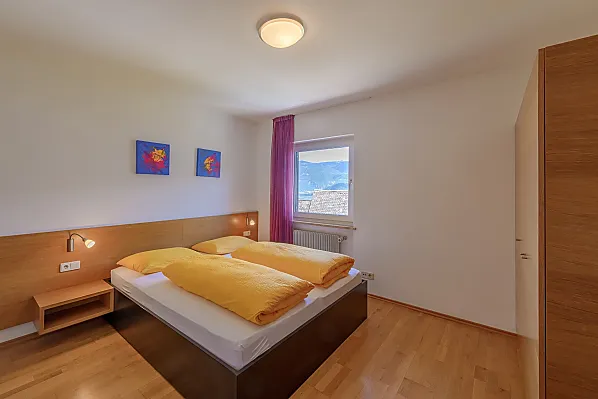 Das zweite Doppelzimmer mit Talblick und Dusche/WC und einer Bettenlänge von 210 cm.