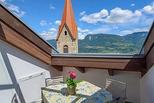 Frühstücken auf Kirchturmhöhe mit Ausblick auf die umliegende Bergwelt