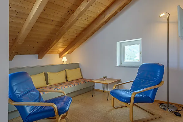 Gemütliches Beismmensein in der Wohnecke mit SAT/TV