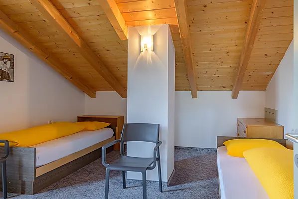 Zweibettzimmer mit Balkon Richtung Süden und dreiteiligem Schrank