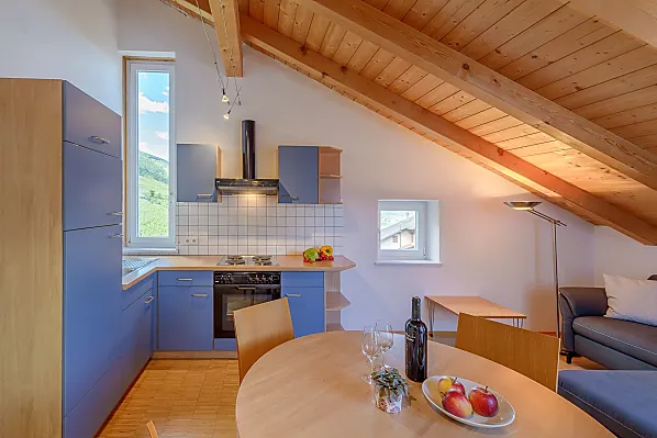 Küche mit Kühlschrank mit Gefrierfach, Backofen, Kochfeld mit Abzug, Kaffeemaschine, Wasserkocher, Geschirr, Töpfe