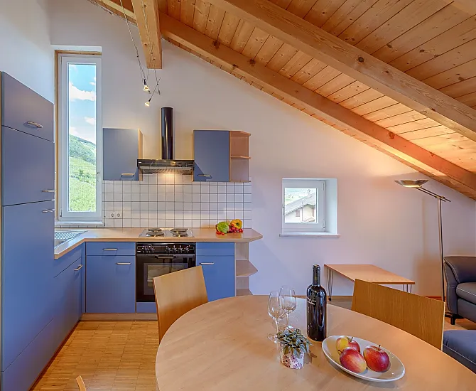 Küche mit Kühlschrank mit Gefrierfach, Backofen, Kochfeld mit Abzug, Kaffeemaschine, Wasserkocher, Geschirr, Töpfe