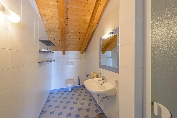 Geräumiges Bad mit Dusche/WC, Föhn, Handtücher, Badetücher