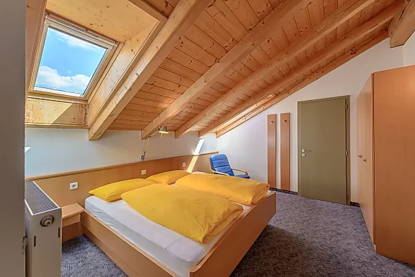 Zweites Schlafzimmer mit eigenem Badezimmer, dreiteiligem Schrank, Kommode